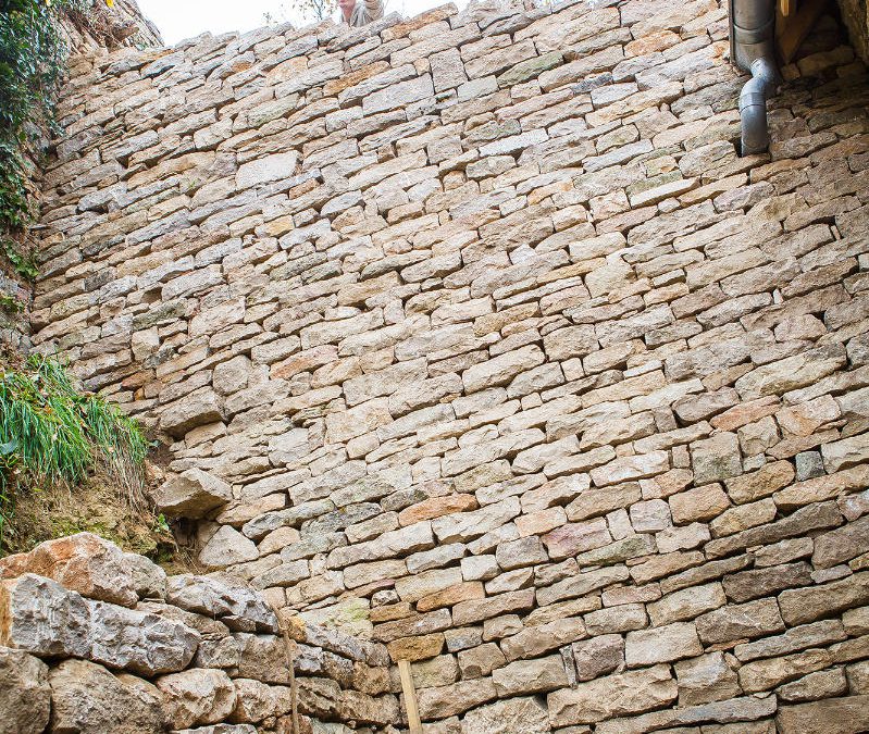 Mur de soutènement à Bucey-lès-Gy (70).